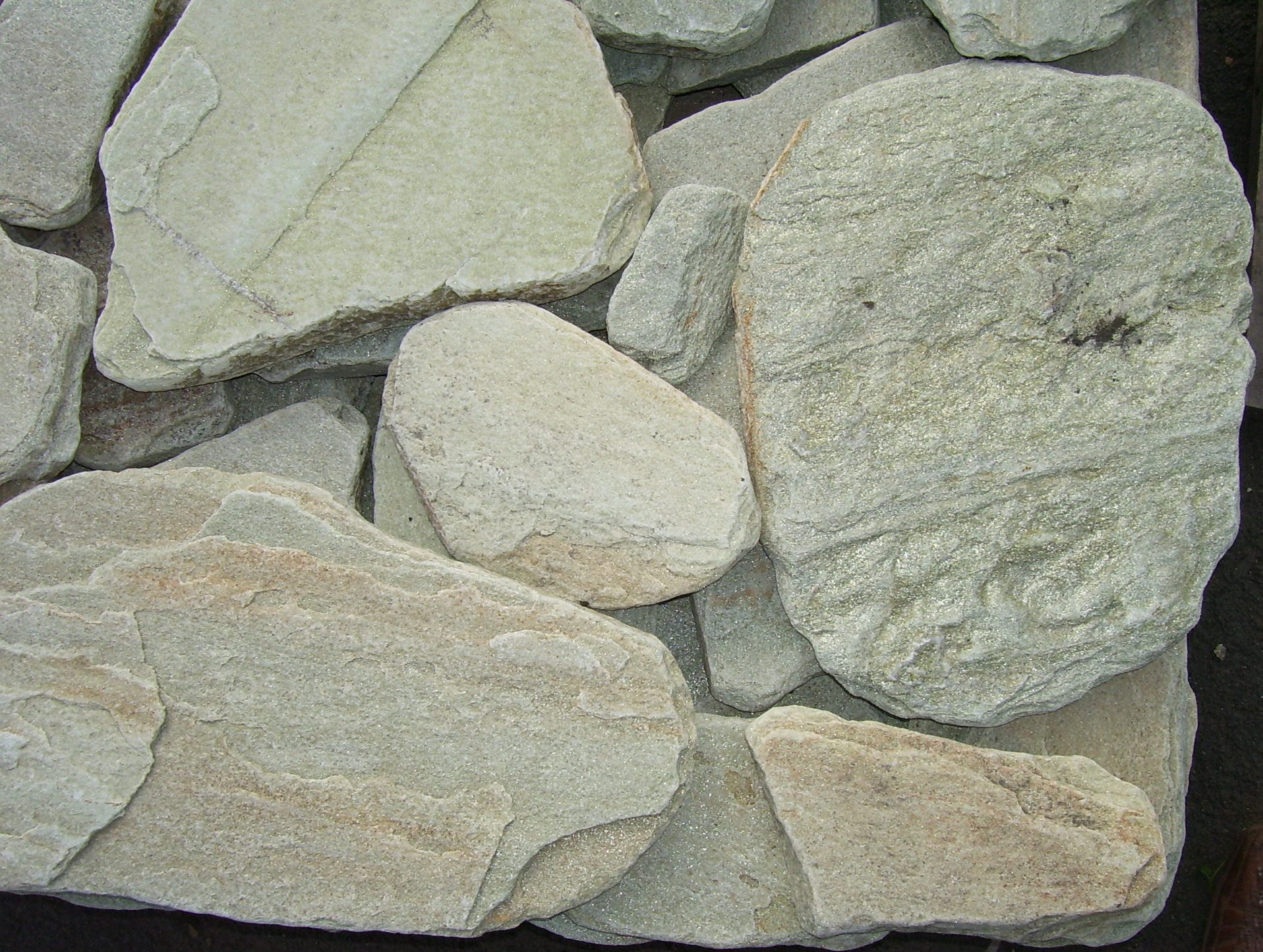 картинка Сланец Златолит галтованый от интернет-магазина природного камня "Аквилон"
